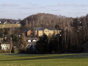 Bild Schule mit Blick über Lugau